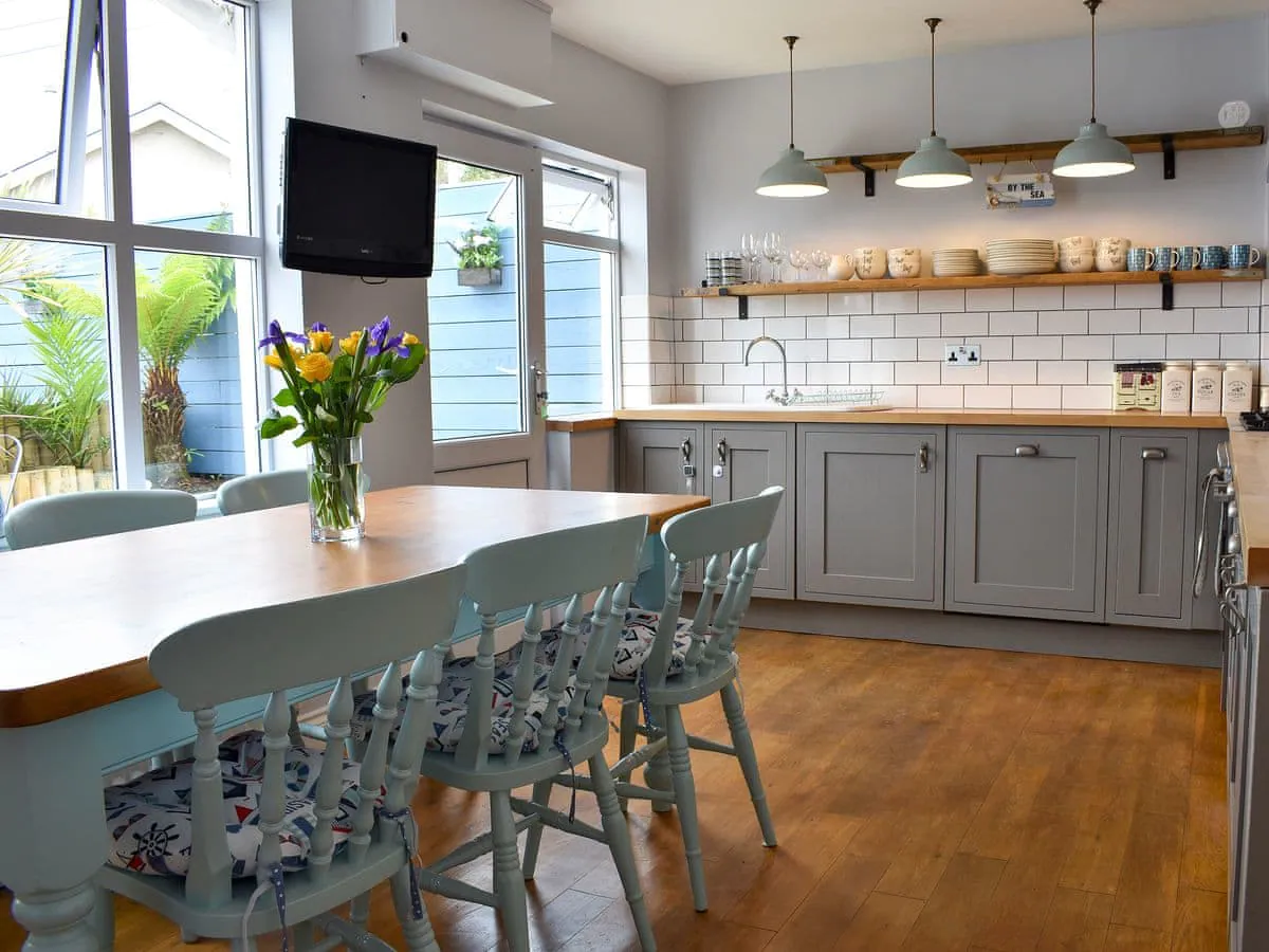 Beautifully appointed kitchen dining room - Dolphin Watch Newlyn