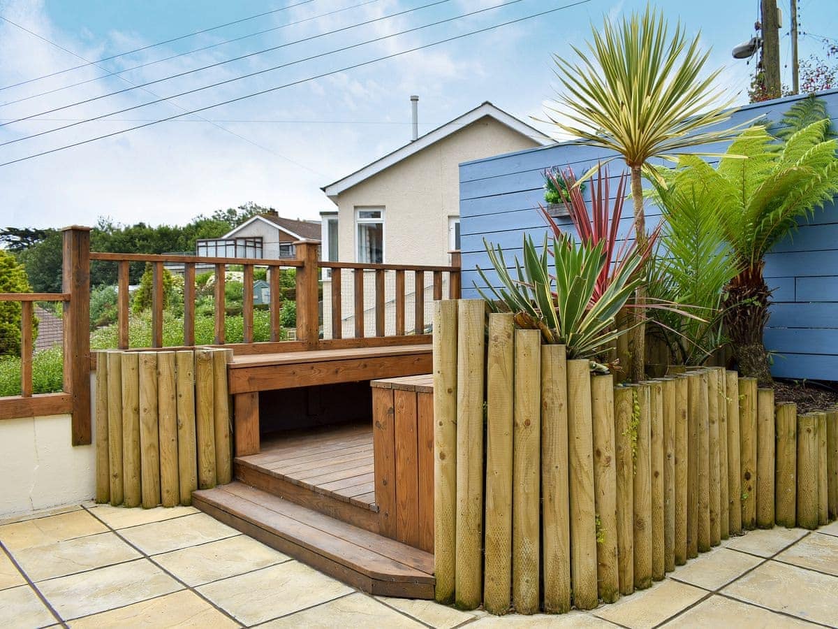 Enclosed courtyard and garden furniture with summerhouse - Dolphin Watch Newlyn