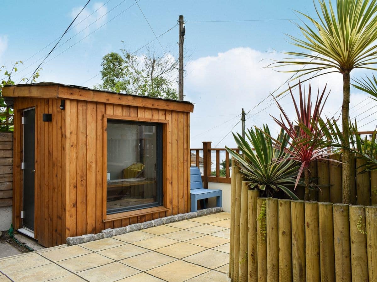 Enclosed courtyard area with garden furniture and summerhouse - Dolphin watch Newlyn
