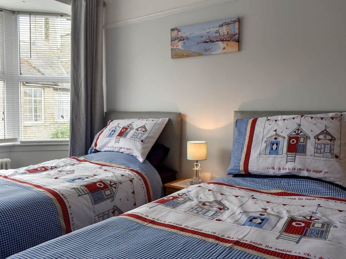 Twin bedded bedroom - Dolphin Watch Newlyn
