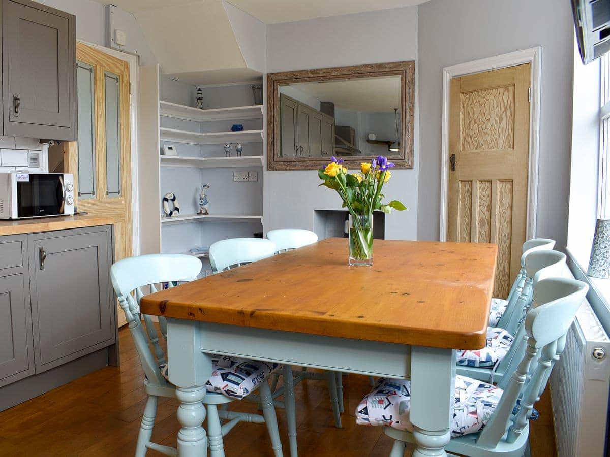 Well appointed kitchen dining room - Dolphin Watch Newlyn