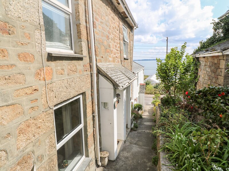 Newlyn Holiday Cottage – Mid Terrace Cottage Sleeps 6 people in 3 bedrooms